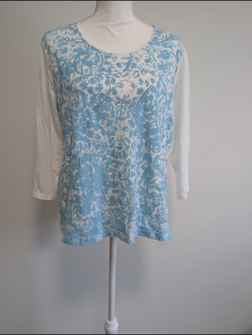 Zenergy by Chico's Women's Blue White Abstract Scoop Neck Rhinestone Top 2
